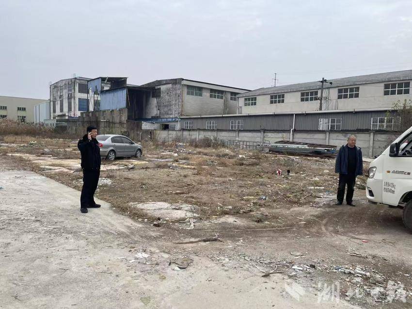 2025.12.23葛店综合执法中心拆除高空破损钢结构，消除安全隐患护航企业发展.docx