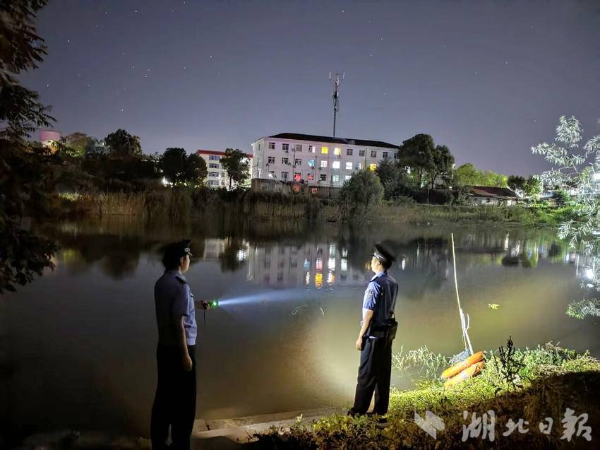 民警在长港河沿岸夜巡