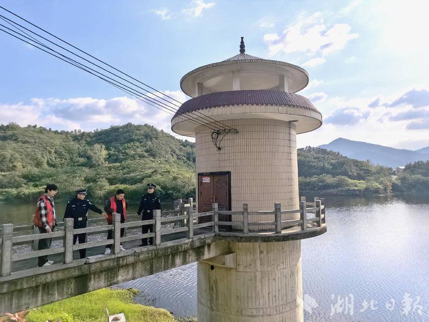 民警在水库排查安全隐患