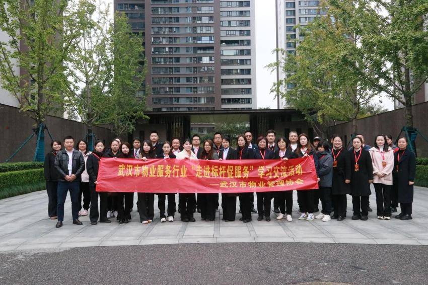 融创澜岸入选武汉物业标杆观摩项目，四方共建模式引领社区治理新风尚.docx