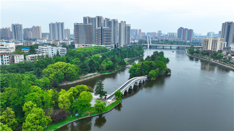 雨后的枣阳市沙河岸线风景如画。