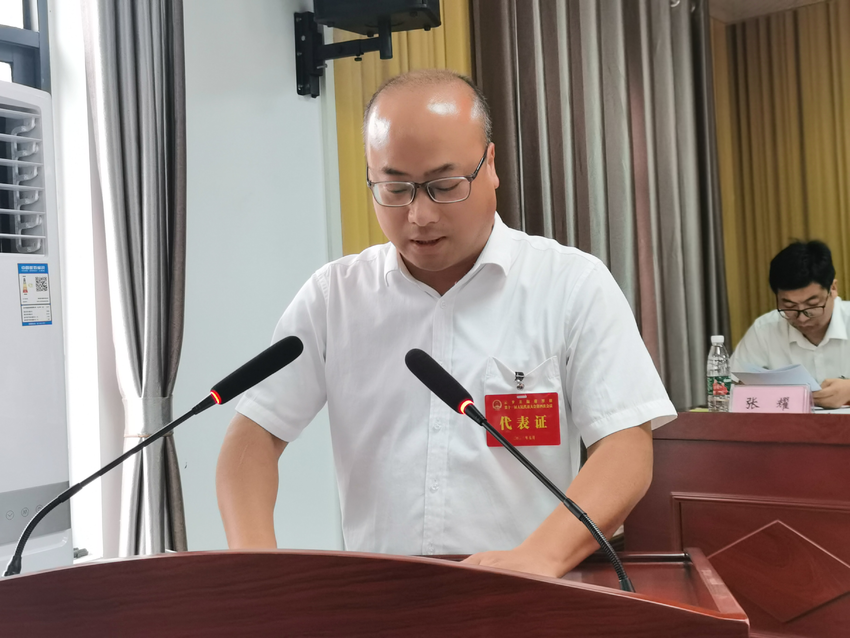 镇党委副书记、镇长黎涛作政府工作报告