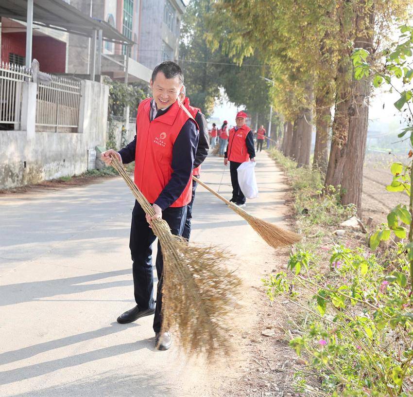 五脑山林场开展美好环境与幸福生活共同缔造志愿服务活动(1).docx