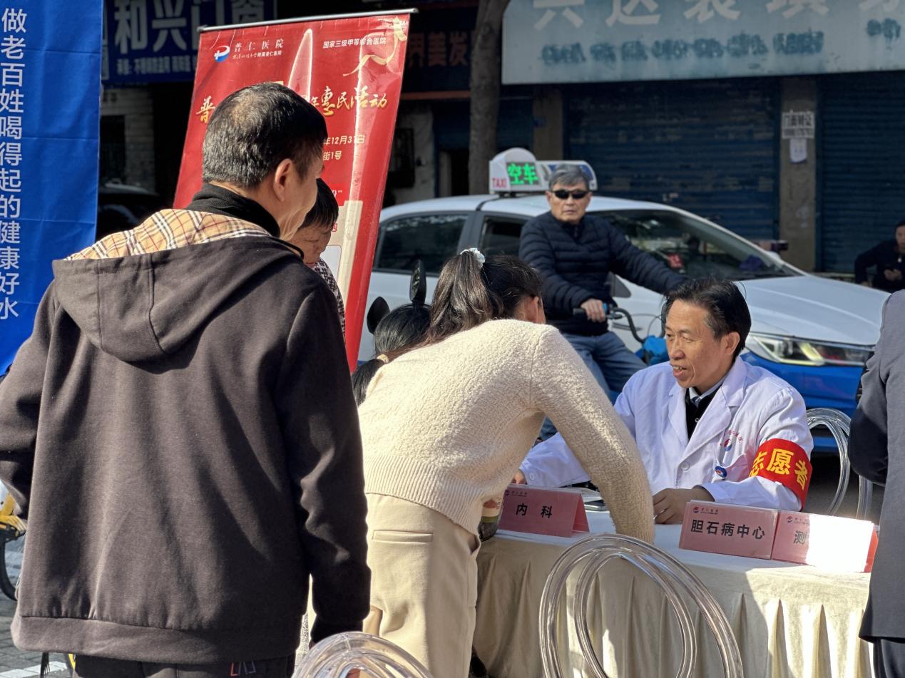 一碗肉圆子、一张全家福、一次家门口义诊，社区凝聚多元力量办实事.docx