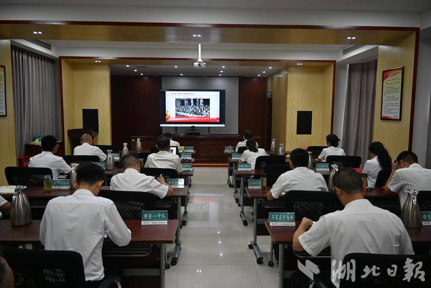 图为观看警示教育片