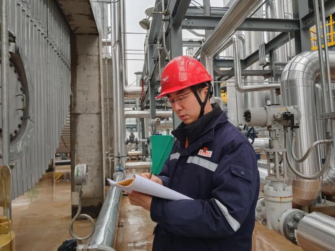 席军利对设备进行现场巡视。三峡商报记者 赵璟一 通讯员 董丹 摄.jpg