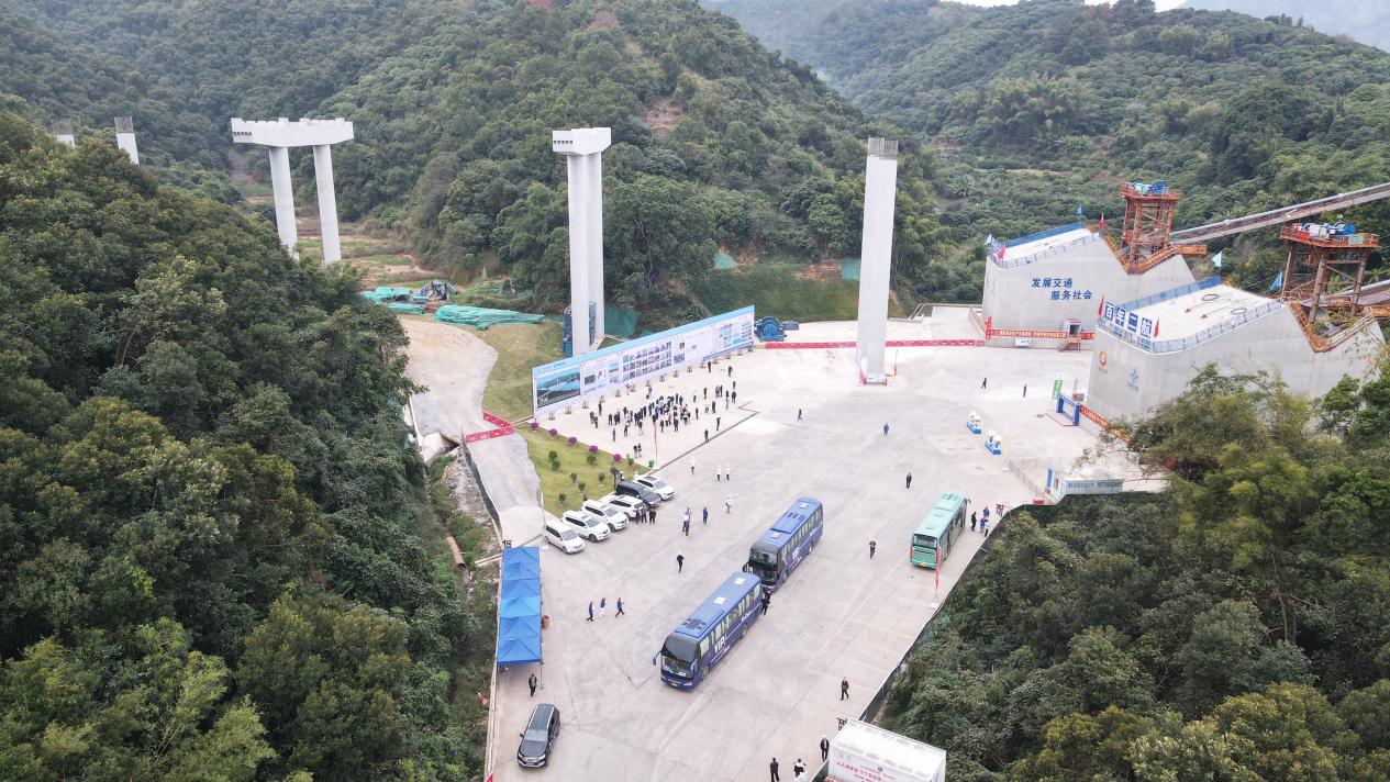 【一线传声】中国公路学会桥梁和结构工程分会2024年桥梁学术会议参会代表赴中交二航局苍容浔江大桥项目参观调研.docx