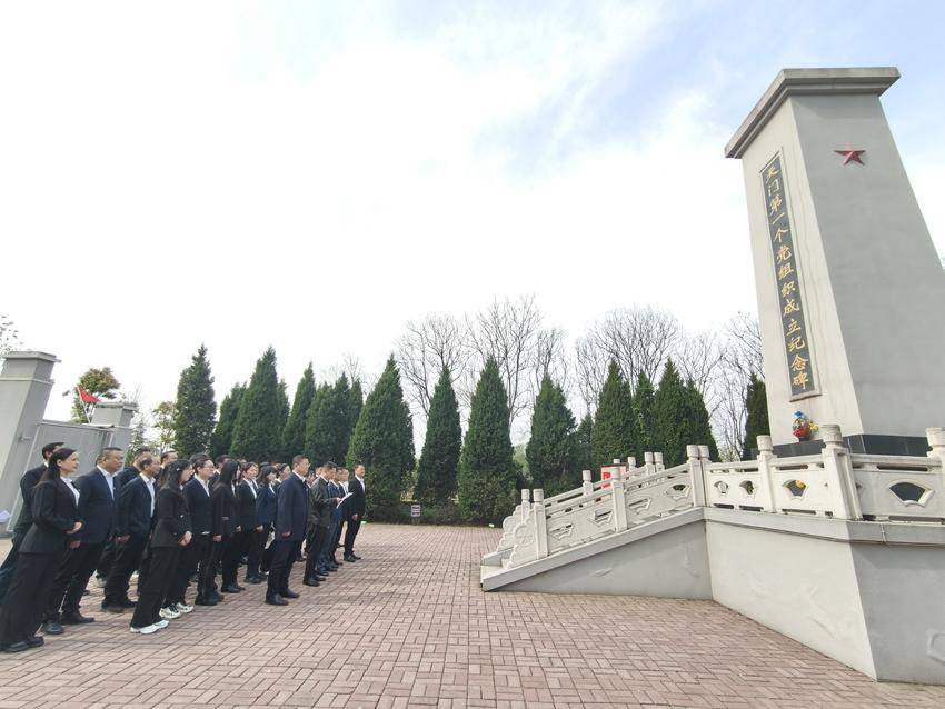 天门市水利和湖泊局：红色引领铸党魂   警示教育守初心.doc
