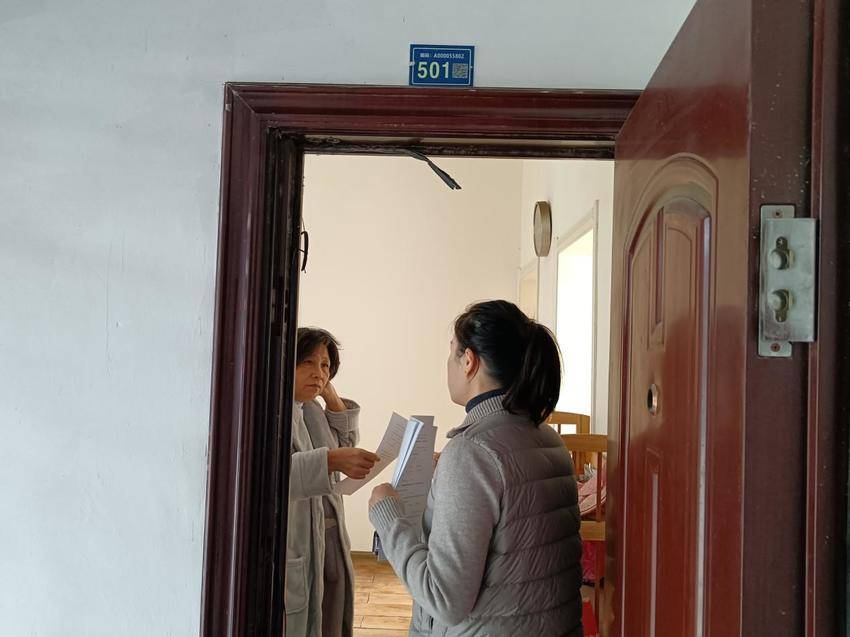 荆州市郢城镇茶庵寺社区积极入户开展反诈、医保政策宣传.docx