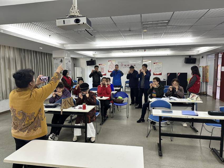 25.11.3音乐零距离 邻里共成长.doc