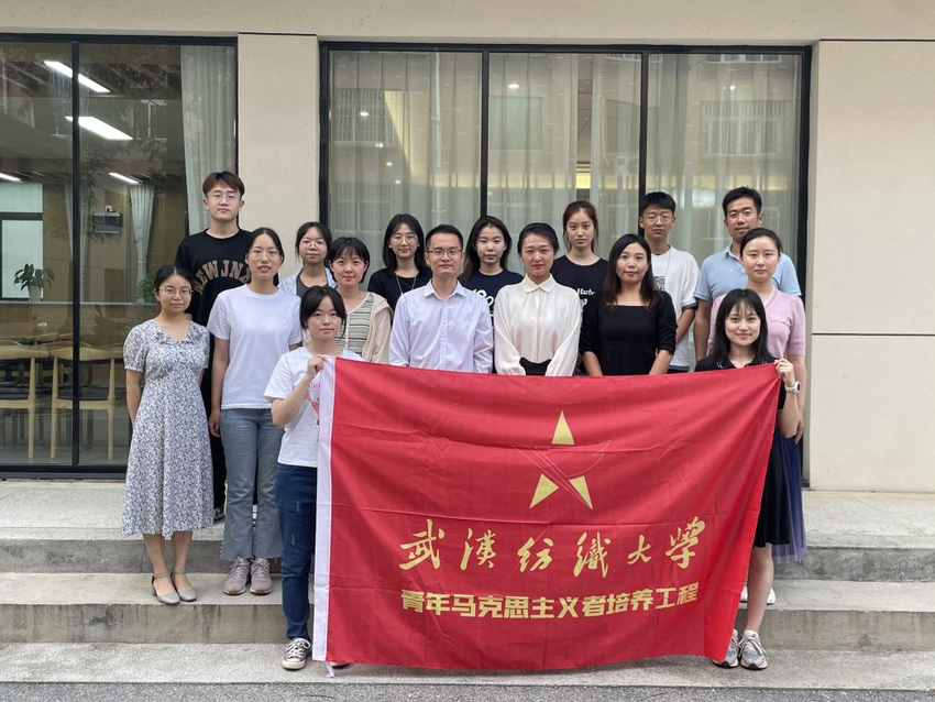 武汉纺织大学“三下乡”团队合影留念