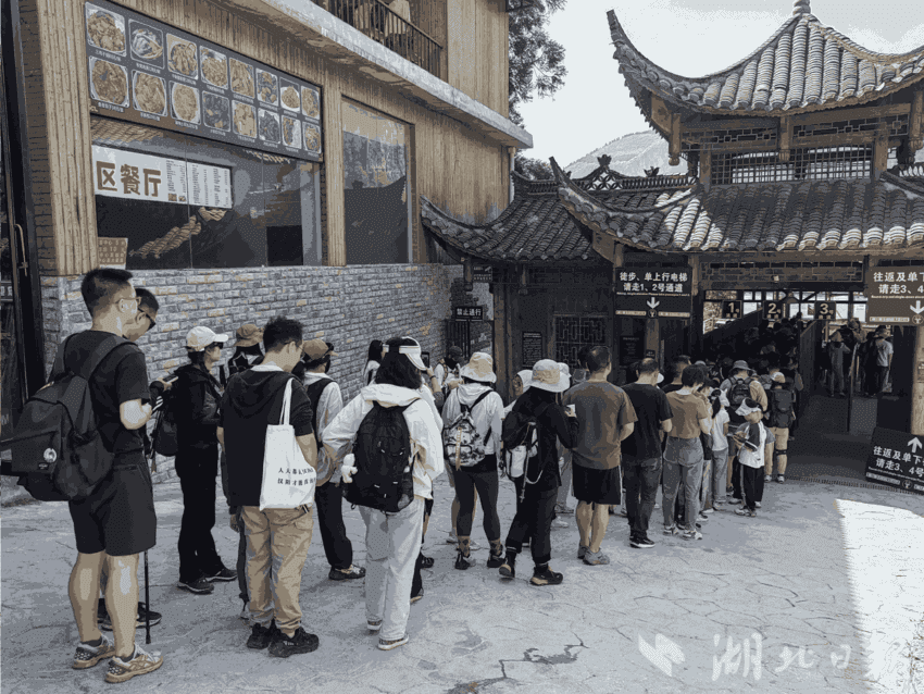 鹿院坪景区游客有序排队入园