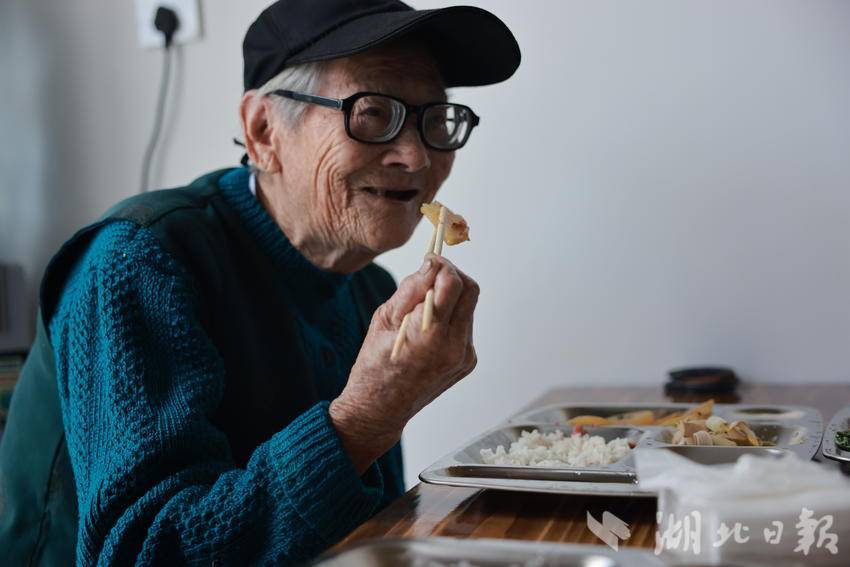 胡金店全心村一位婆婆正在享受免费午餐。通讯员聂杰杰