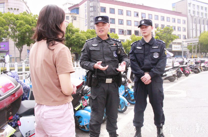 在商圈接受群众求助