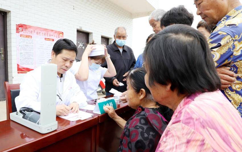 天门一医党委书记、普外科主任医师严想元率医疗专家团队赴九真镇严场村开展主题义诊活动.docx