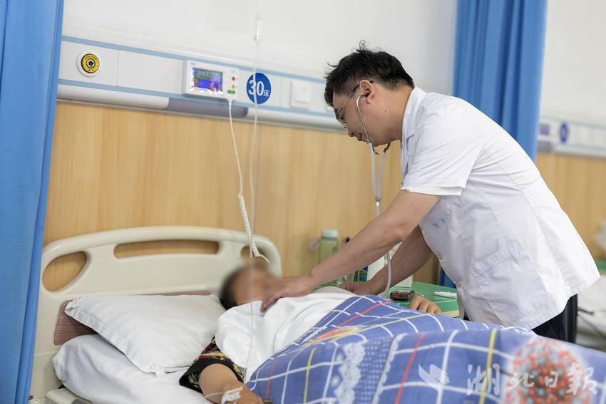 李全查房时认真检查每一位患者的体症。