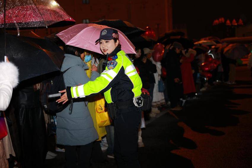 20260101 雨夜守跨年 藏蓝护祥和.docx