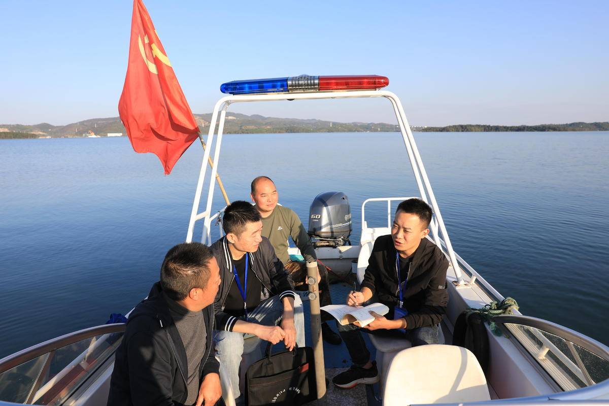 丹江口市守水护水志愿者们。（丹江口市委宣传部供图）