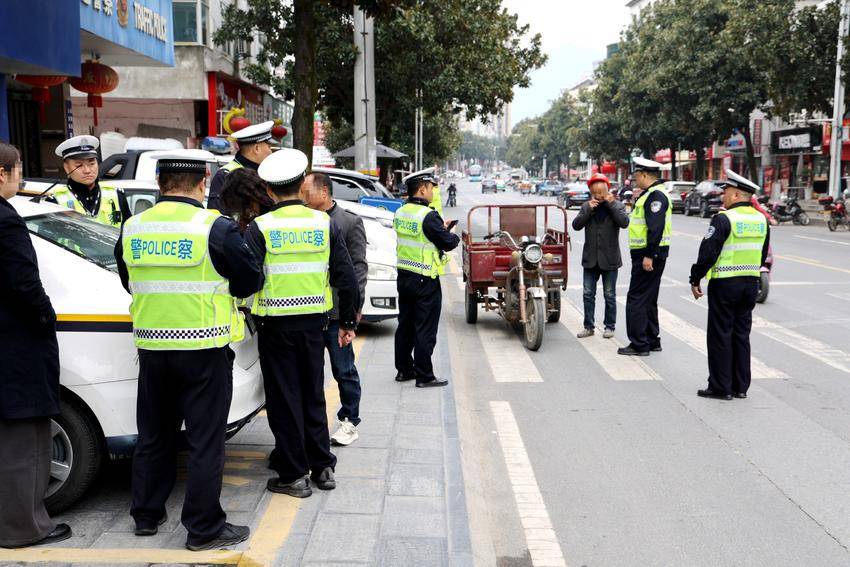 交警拦截违法上路车辆并纠正机动车驾驶员违法行为。