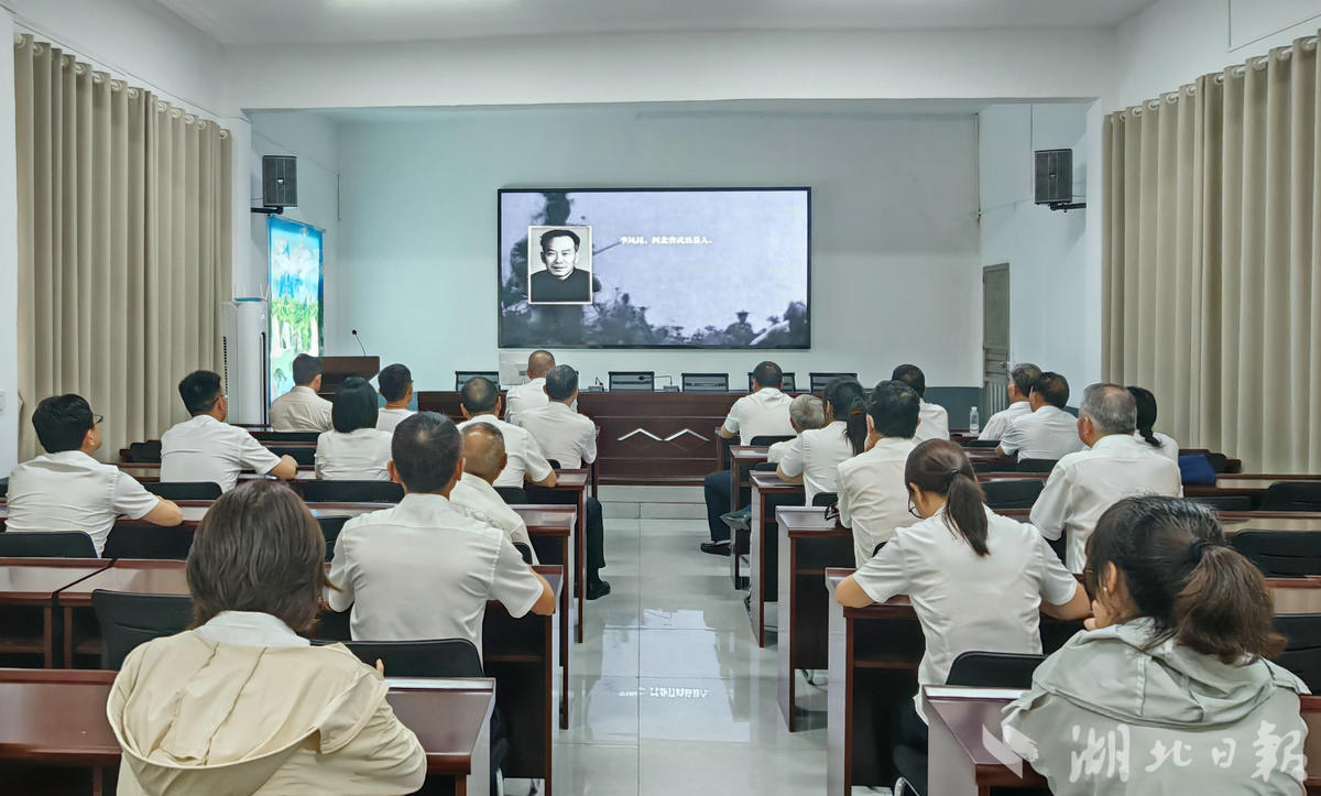 企业职工在幸福渠大讲堂观看影像资料，了解建设过程。（受访者供图）