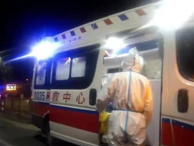 女子被送往医院救治