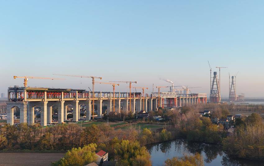 【交通强国】池州长江公铁大桥北引桥率先完成铁路现浇梁施工.docx