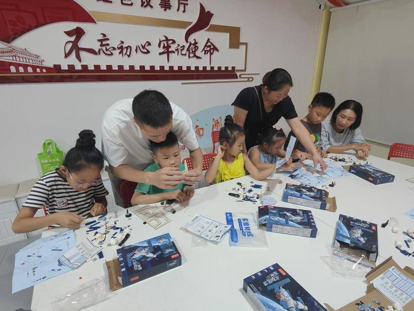 南湖街道都市桃源社区：手工制作“中国空间站”，探索宇宙无限可能 社区掀起航天低碳热潮！.docx