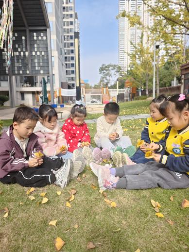 金黄落叶+萌娃笑脸 银杏通讯报道.docx