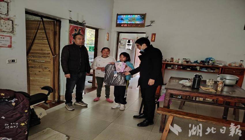 爱心助学暖童心 书香文具伴成长.docx