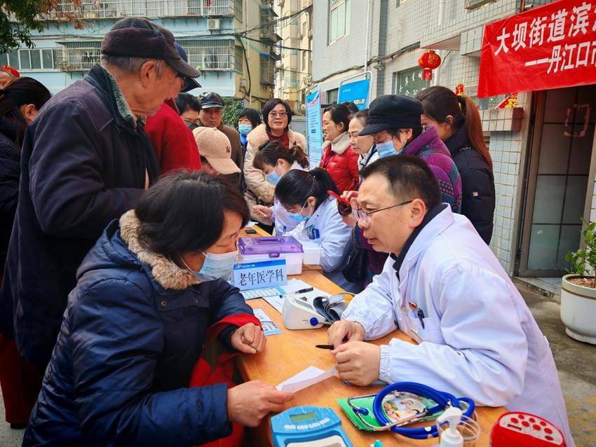 大坝街道滨江社区：雷锋精神耀社区 义诊情暖老人心(20250228).docx