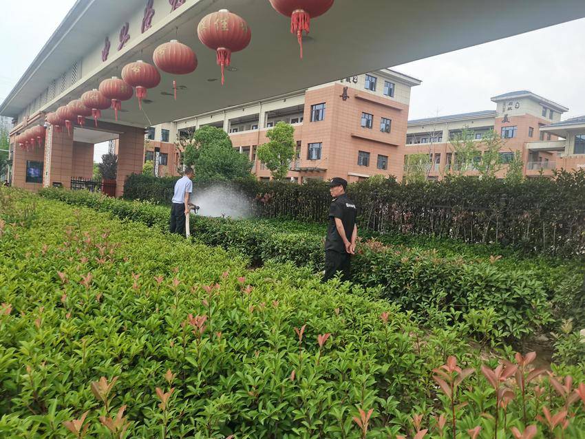 校园里的 “巧干浇绿人”—— 记总务处副主任常春胜的日.doc