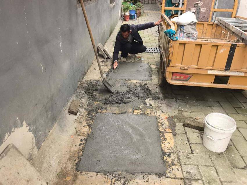 （1024）老河口市拦马河社区：及时修补坑洼路 解民忧暖民心.docx