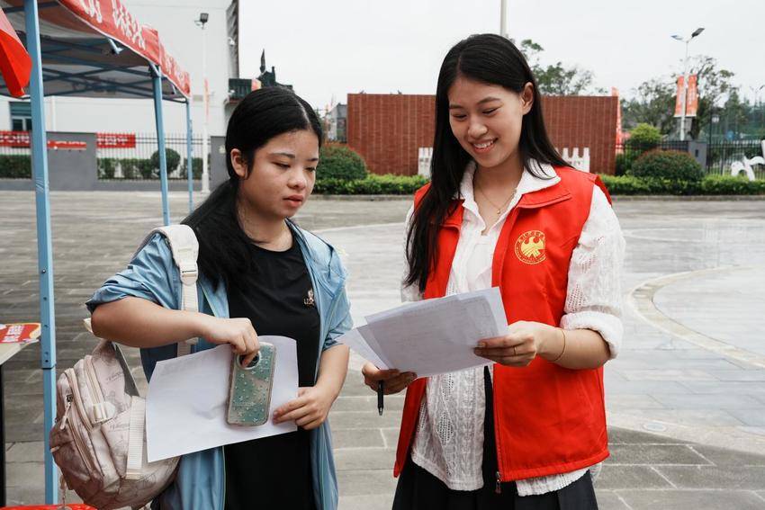 武汉体育学院武当山国际武术学院2025级新生陆续入学报到.docx