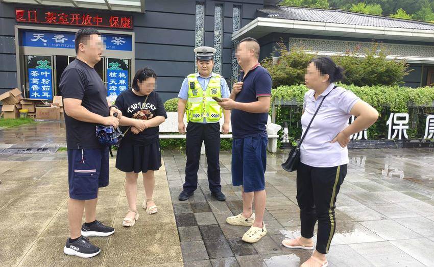 交警安排代驾护送李先生一家返程（视频截图）