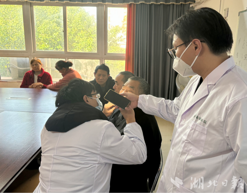 鱼岳镇樱花社区开展“健康生活，从‘齿’开始”口腔护理科普宣讲与义诊活动.docx