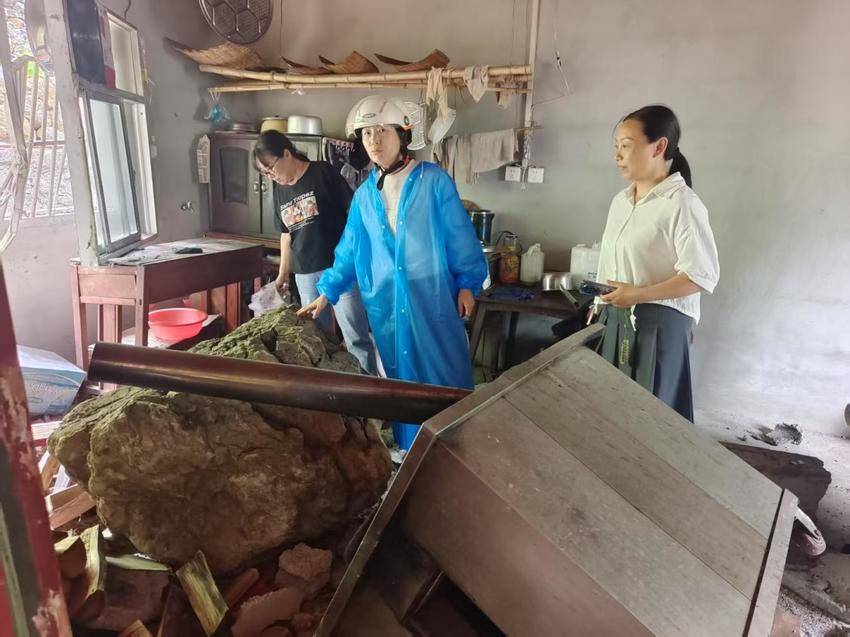 长阳资丘：暴雨中的生命守护战.docx