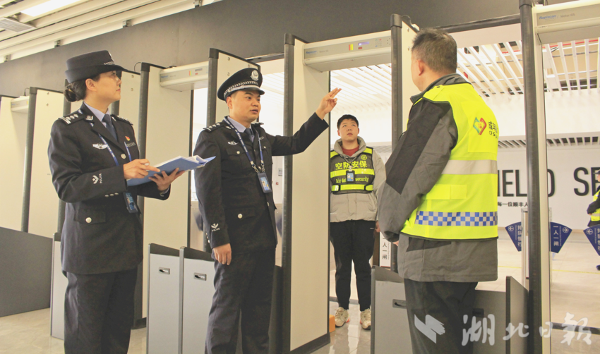 （民警在机场转运中心开展安全检查）