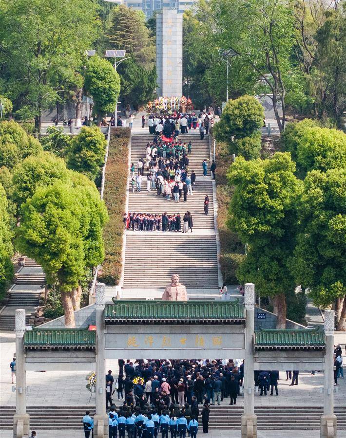4月1日，在武汉市施洋烈士陵园，社会各界敬献献花、缅怀英烈。