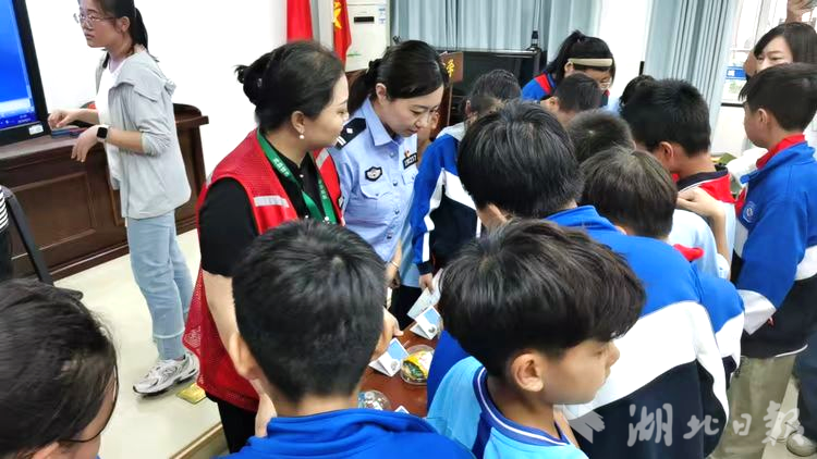 学生同上禁毒教育课 筑牢拒毒思想防线.docx