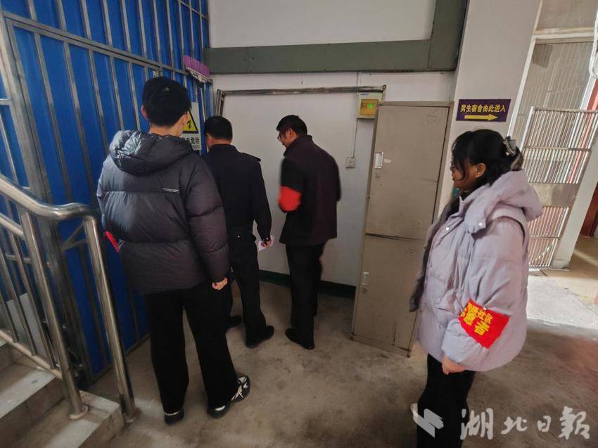 胜利路社区联合民警对育英高中开展消防安全检查 筑牢校园安全防线(1).docx