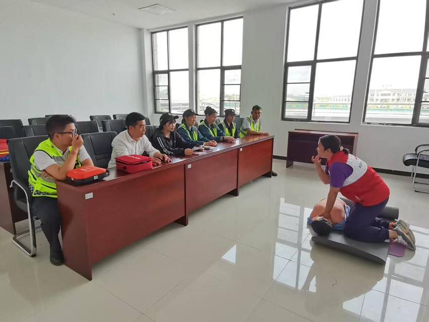 丹江口市红十字会：开展“救在身边 安全伴行”应急救护培训走进服务区活动.docx