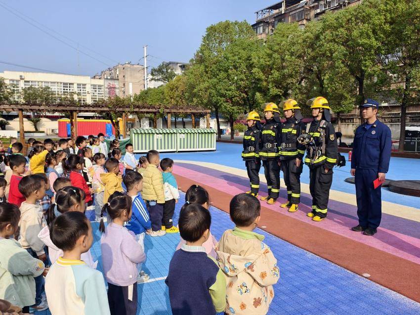 11.5宜昌市葛洲坝西坝幼儿园开展消防安全主题教育活动.docx