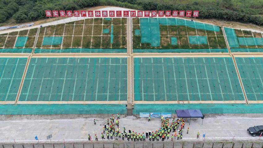 【一线传声】中交二航局南百改扩建10标举办高边坡施工观摩会.docx