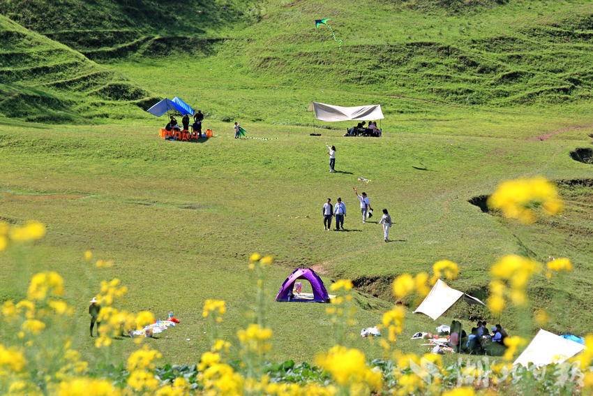 3月31日，春光明媚，人们来到恩施市白杨坪镇能家岩鳝孔坝湿地，踏青游玩，露营野餐。