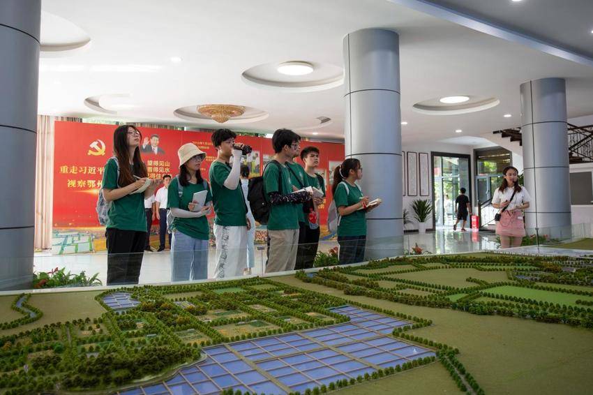 （修改）华中农业大学学子深入党员干部教育基地：党建引领，勇毅前行.docx