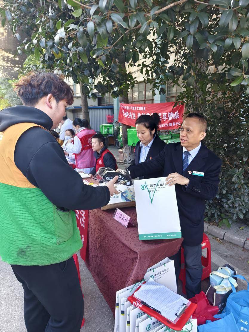 杨园街道余家头社区：聚焦新就业群体 志愿暖“新” 服务同行.docx