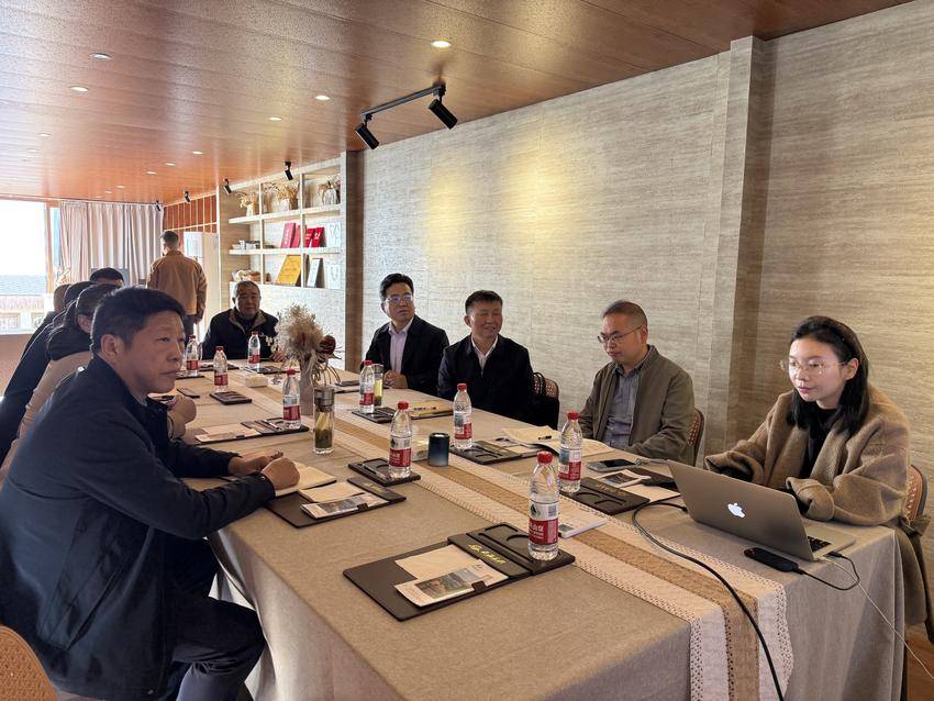 红安县永佳河镇政协活动小组在尾斗山云海庄园在召开动红色文旅和产业融合发展一线协商座谈会.doc