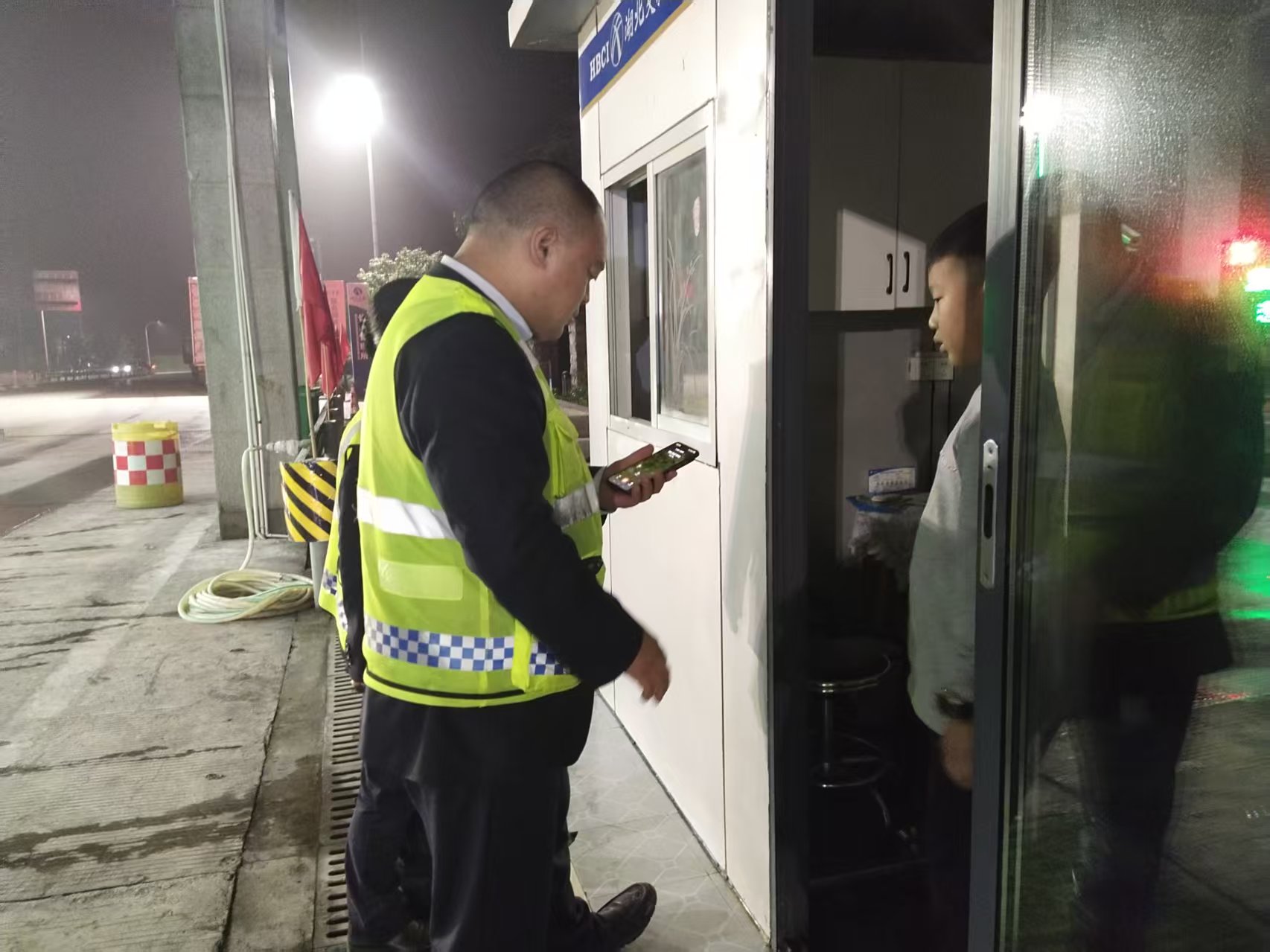 来自收费站的深夜暖心守护——长阳管理所向丽蓉.doc