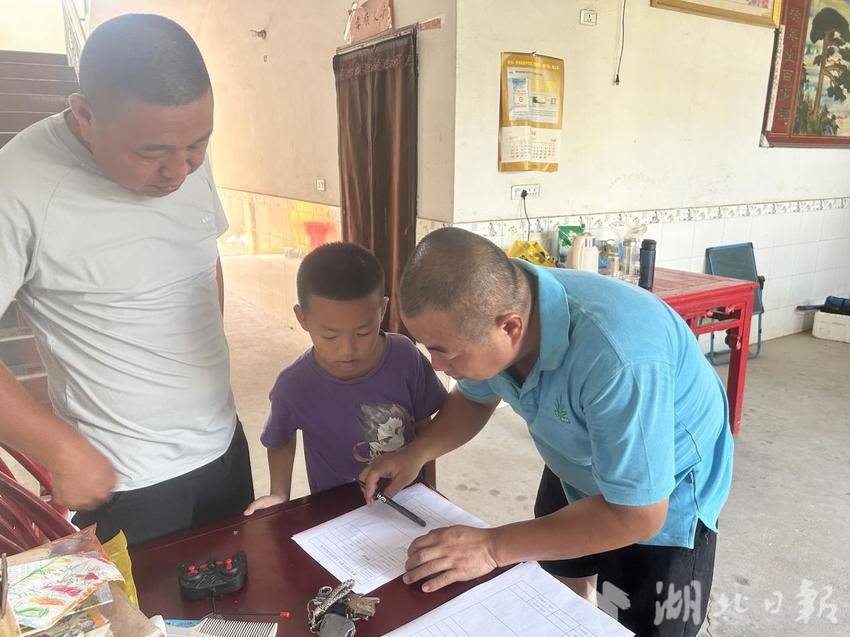 潘家湾镇开展暑期防溺水宣传入户敲门行动.docx