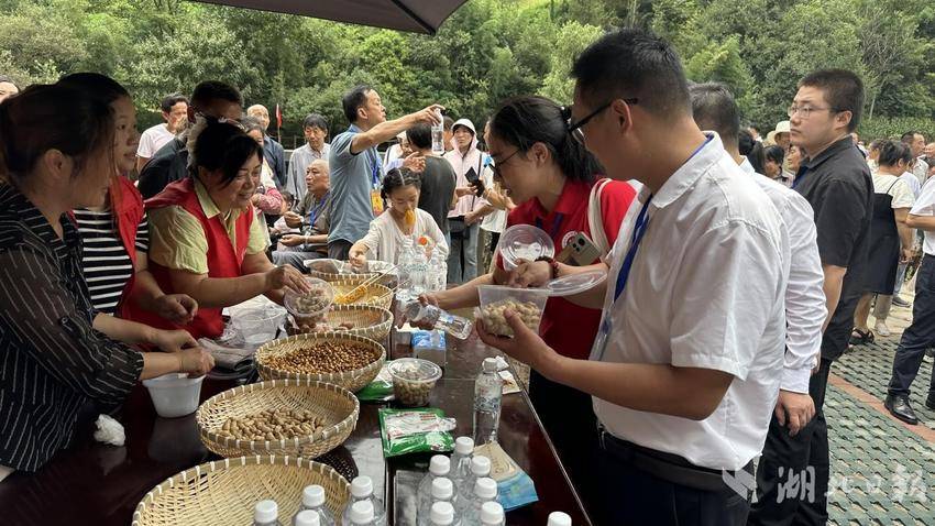 郧西“土特产”热卖